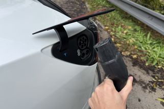 8 hodin dobíjení, dojezd jen 100 km. Domácí nabíjení elektromobilů ze zásuvky je výrazně horší, než se očekávalo